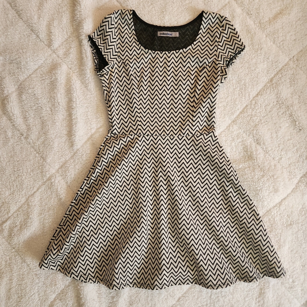 Medium Bailey Blue short-sleeve skater black & white geometric chevron Dress